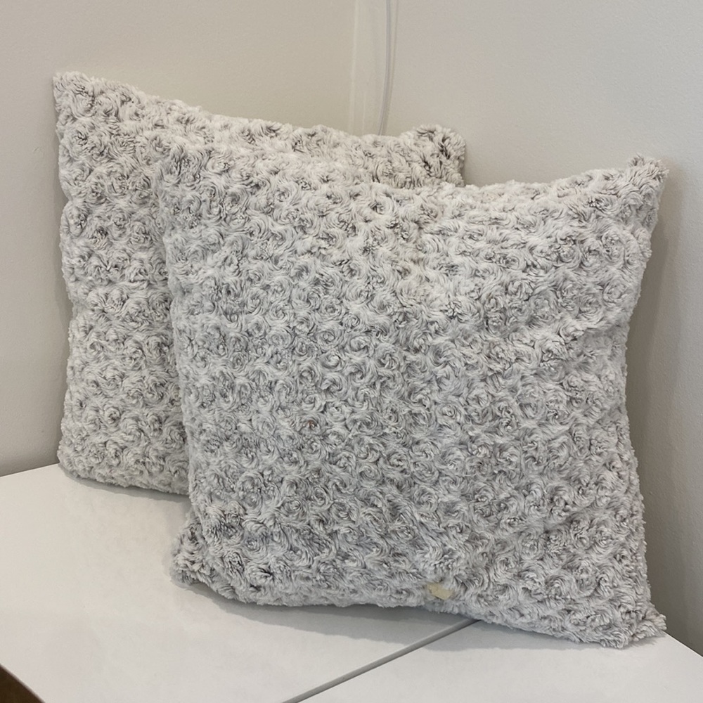 Bedford Cottage set of 2 rose petal pillow - Picture 1 of 7